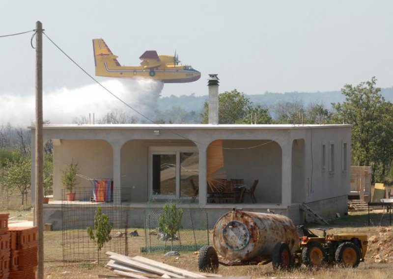 Kuće spašene, požar pod nadzorom