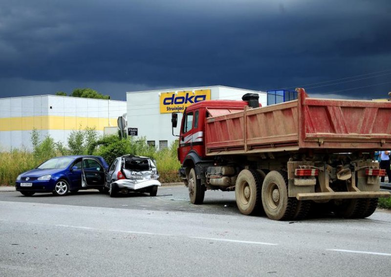 Sudar kamiona i automobila na Radničkoj cesti