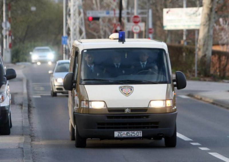 Zatvorenik ispao iz policijskog vozila i poginuo