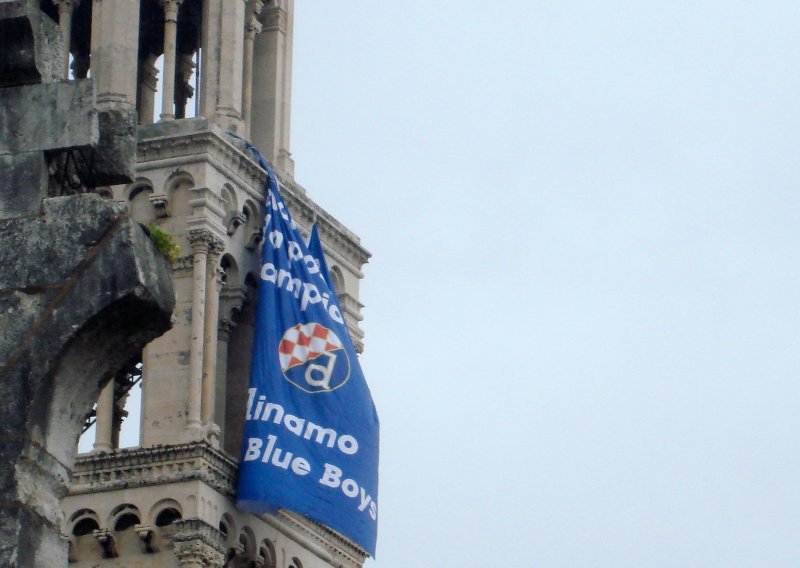 Dinamova zastava na katedrali Sv. Duje!