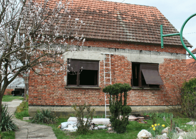 Otac troje djece htio zapaliti svoju kuću