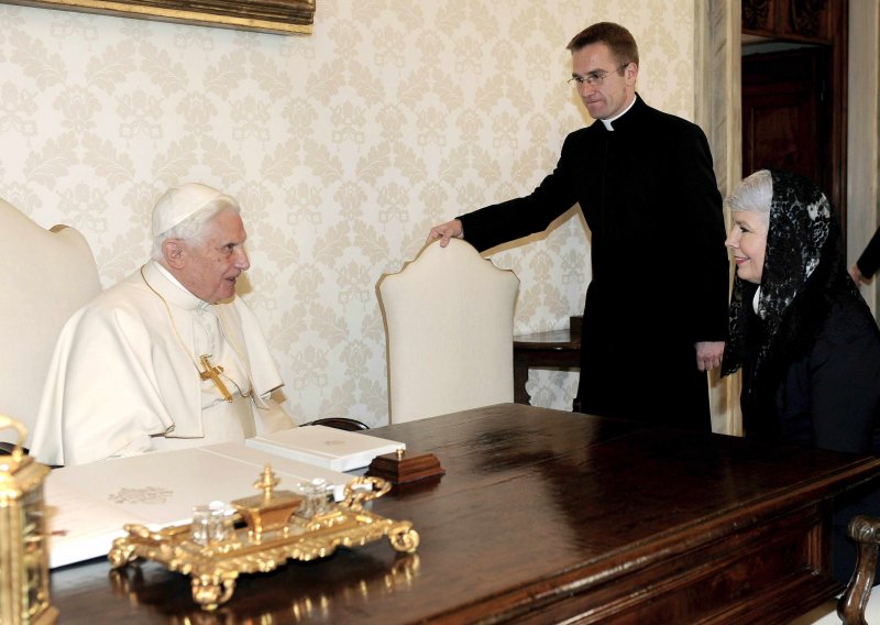 Premijerka od Pape dobila nalivpero