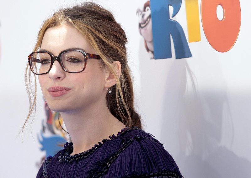 Krupne naočale i žuta kosa poružnili Anne Hathaway