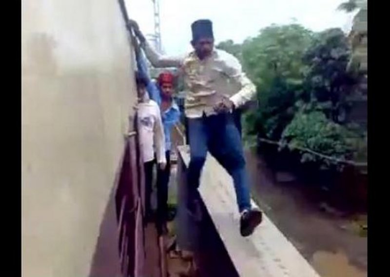Indijci uživaju u 'jahanju vlakova'