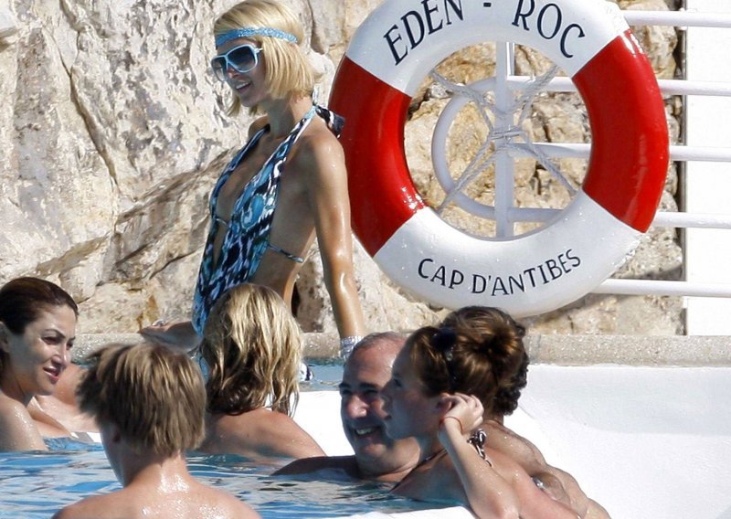 Paris Hilton luduje po francuskoj obali