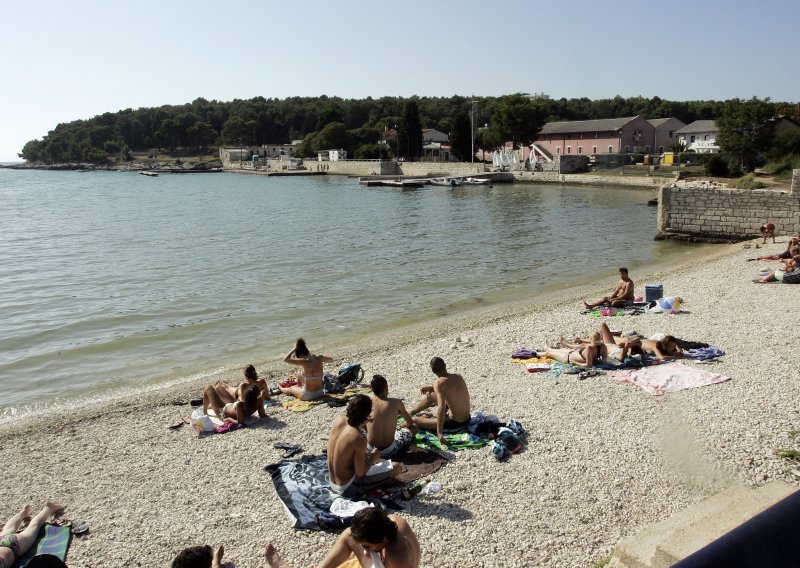 Plaže u Puli i dalje zatvorene zbog fekalija