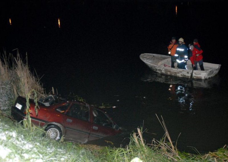 Autom sletio u Bosut pa umro od hladnoće