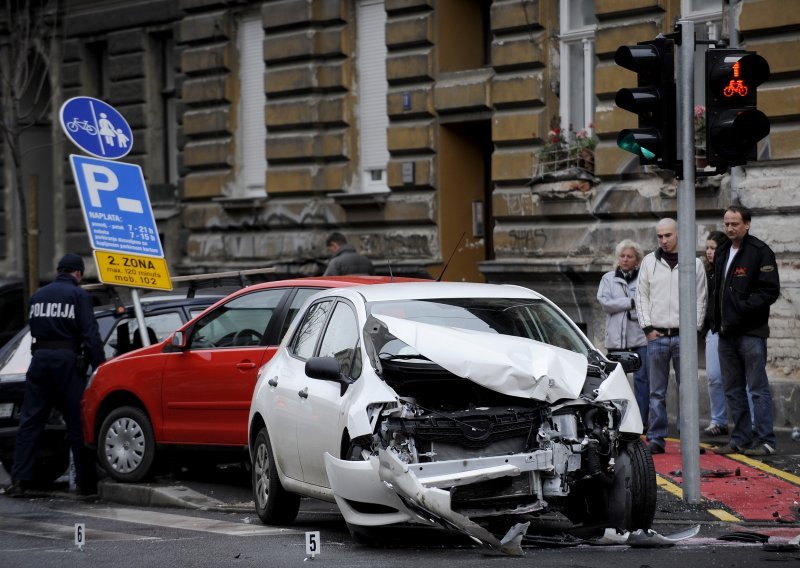 Šestero ozlijeđenih u sudaru u Zagrebu