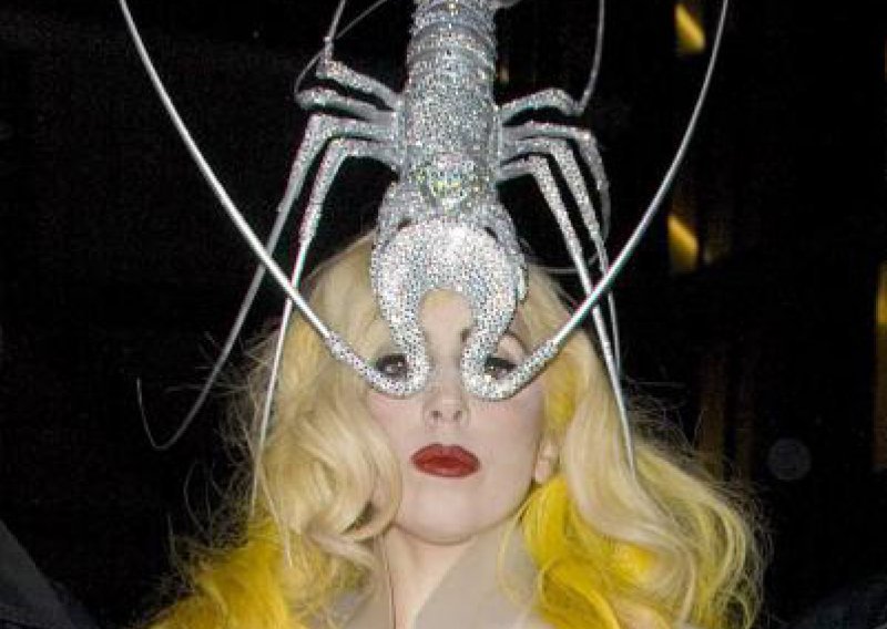 Lady Gaga prošetala s jastogom na glavi