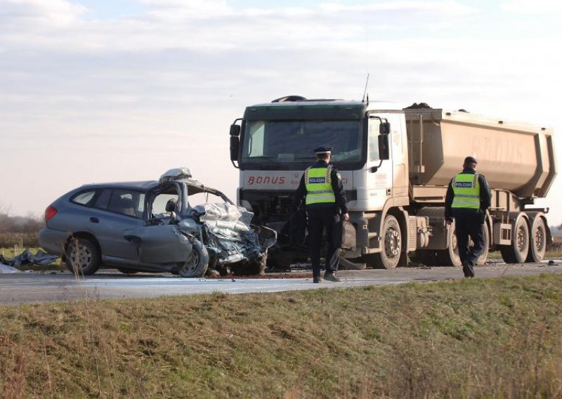 U sudaru kamiona i auta poginuo vozač