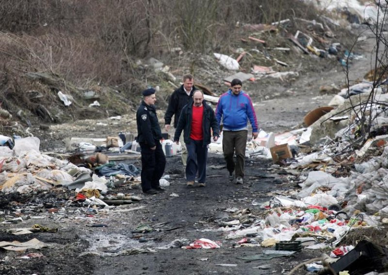 Korozivni otpad u blizini pročistača u Dubravi?