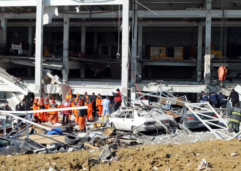 U eksploziji u tvornici 3 mrtvih, 30 ranjenih