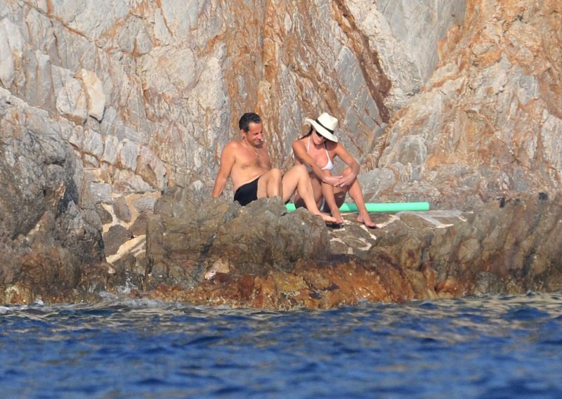 Trudna Carla Bruni još nosi mini bikini