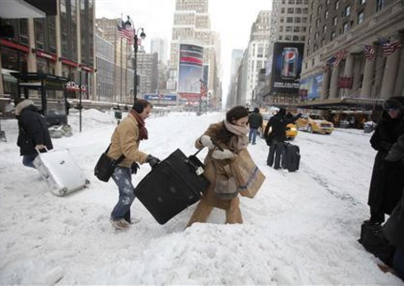 Snježna oluja u SAD-u odnijela osam života