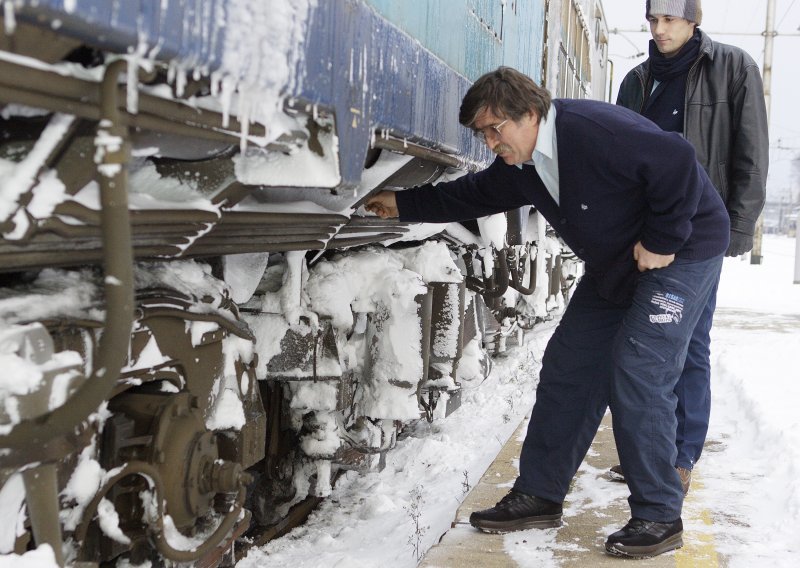 Vlak udario u snježni nanos