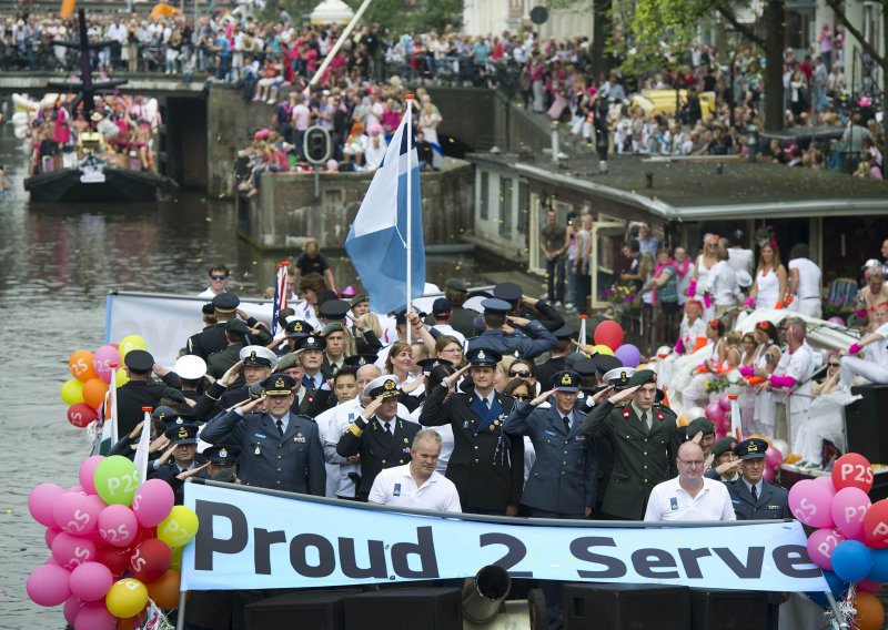 Vojni brod s gay vojnicima na paradi u Amsterdamu