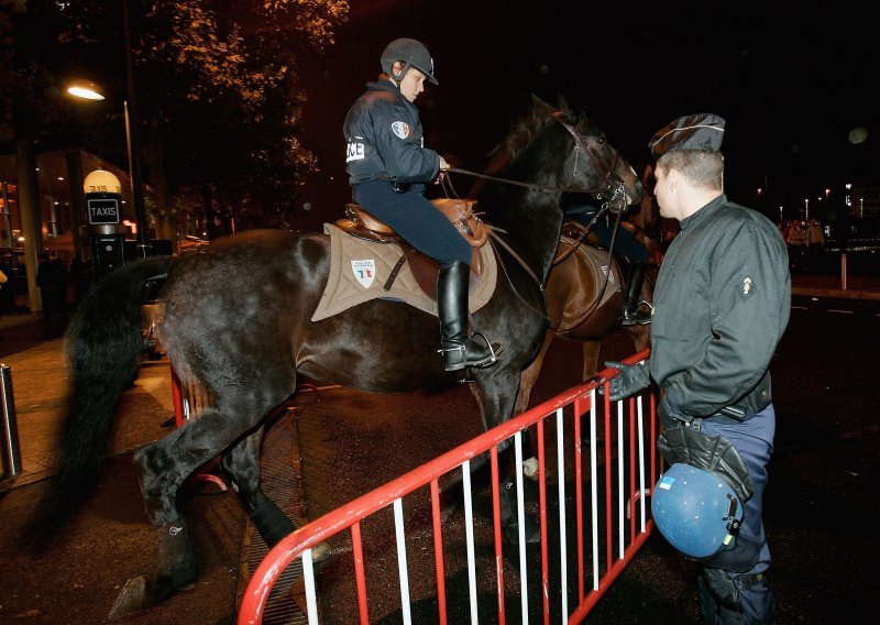 Huligani tuku i policijske konje