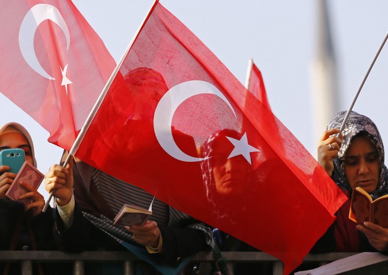 Turska privela 21 policajca u istrazi afere prisluškivanja