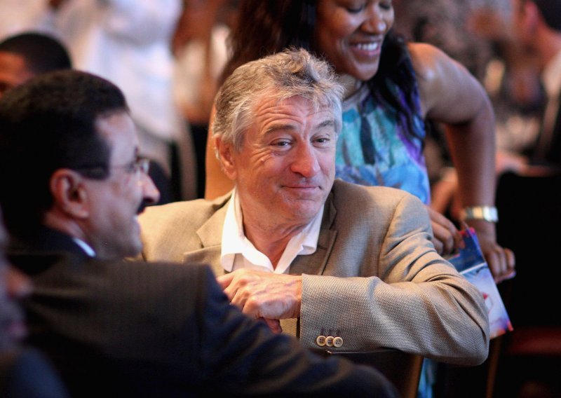 De Niro duguje dadilji 40.000 dolara