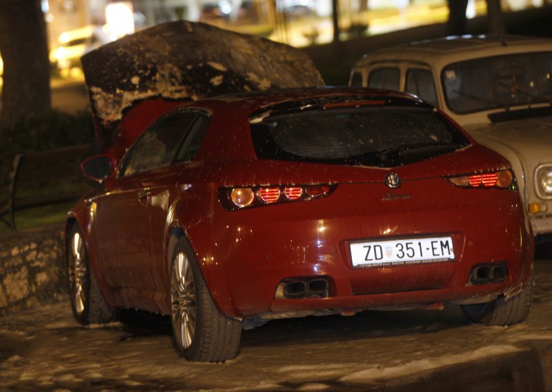 Izgorio automobil načelnika Vira