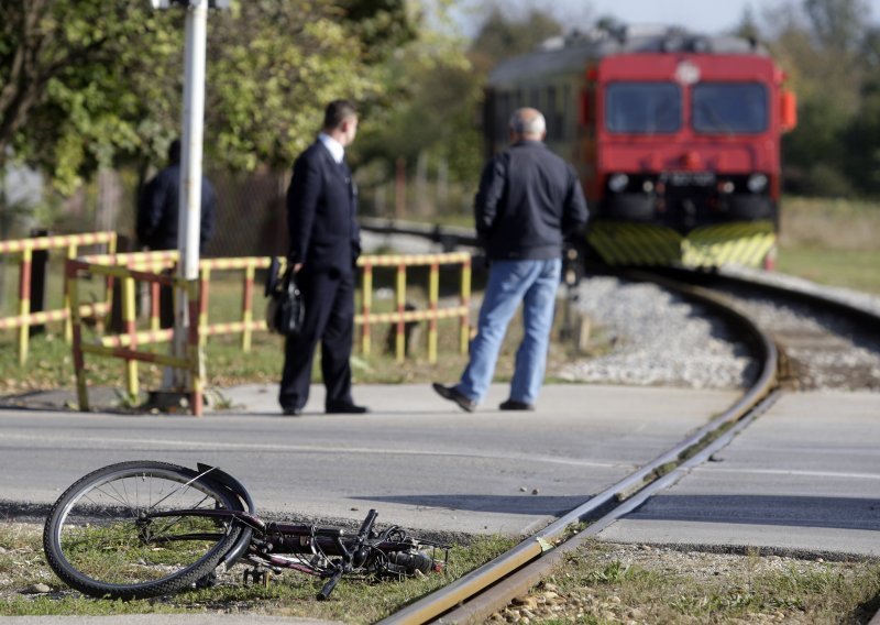 Vlak na prijelazu naletio na biciklista