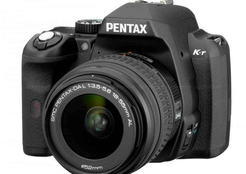 Pentax predstavio SLR srednje klase