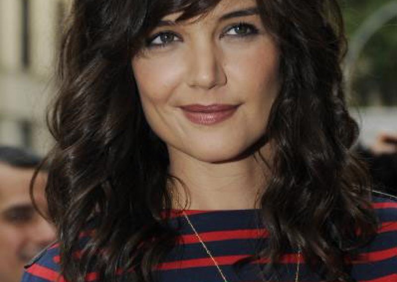 Katie Holmes ima novu frizuru u stilu Jackie O.