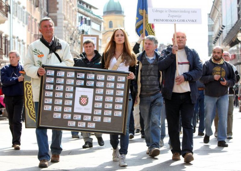 Feminemka na čelu riječke prosvjedne povorke