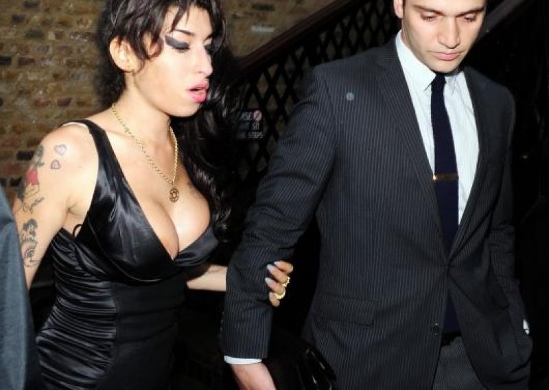 Amy Winehouse pokazala bijeli grudnjak i gaćice