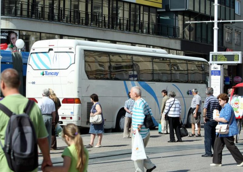Turski autobus zalutao na Trg bana Jelačića