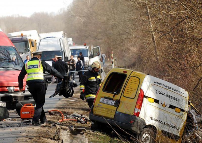 Vozač i suvozačica iz kombija poginuli u sudaru s kamionom