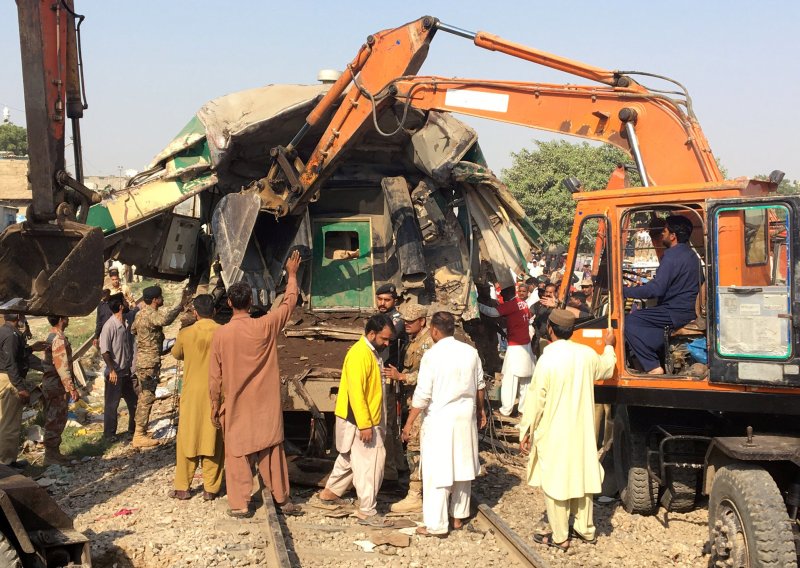 Najmanje 16 mrtvih u sudaru vlakova u Pakistanu