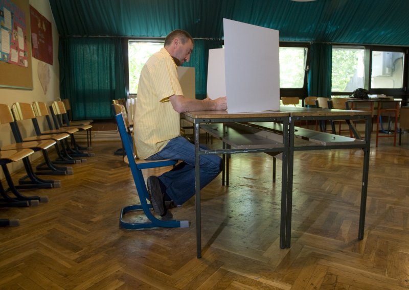 Turnout in election for national minorities 8 pct by 4 pm