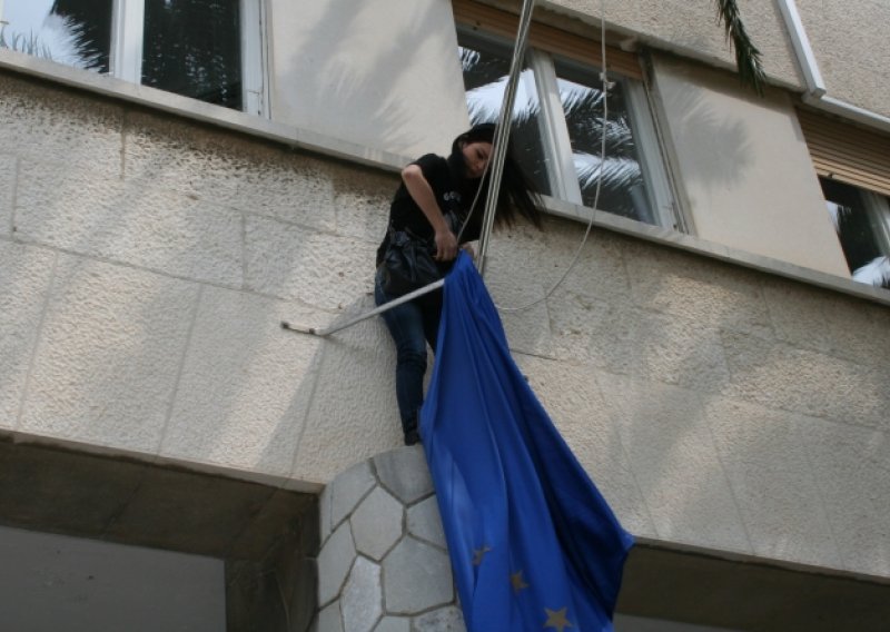 Djevojka skinula zastavu EU-a sa zgrade Kerumove uprave!
