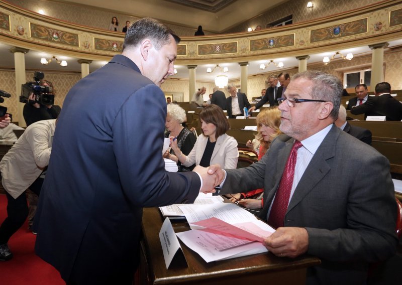 Mikulić prekorio Bandića, Bandića 'ispreskakali' novinari