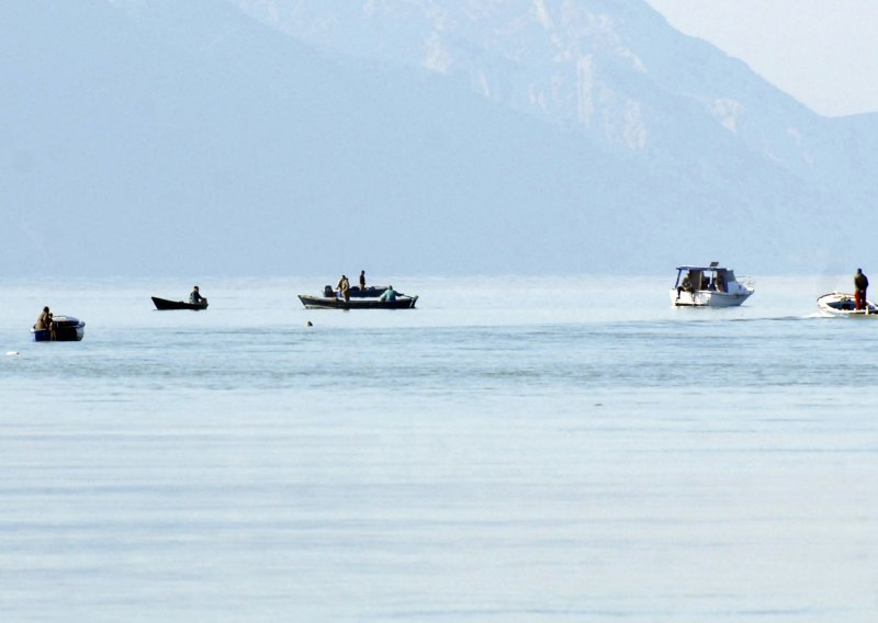 Potonula ribarica, ribari spašeni