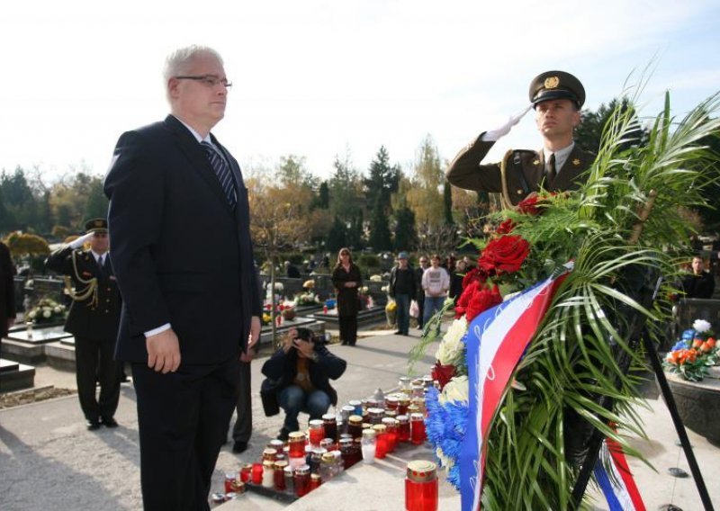 Državnici položili vijence i zapalili svijeće na Mirogoju