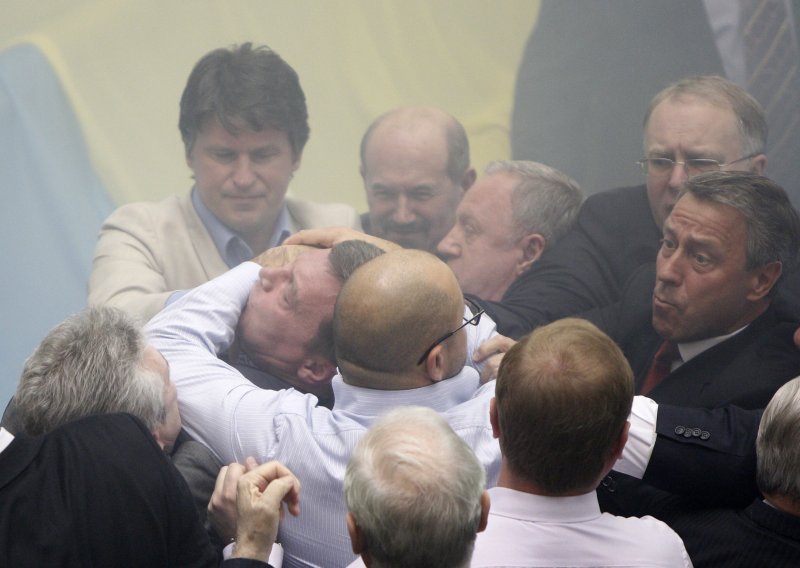 Pogledajte masovnu tučnjavu ukrajinskih zastupnika