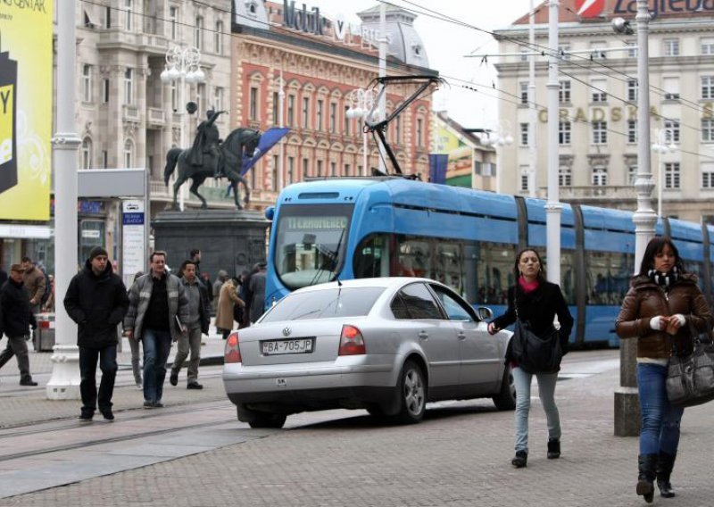 Slovak parkirao na Trgu bana Jelačića