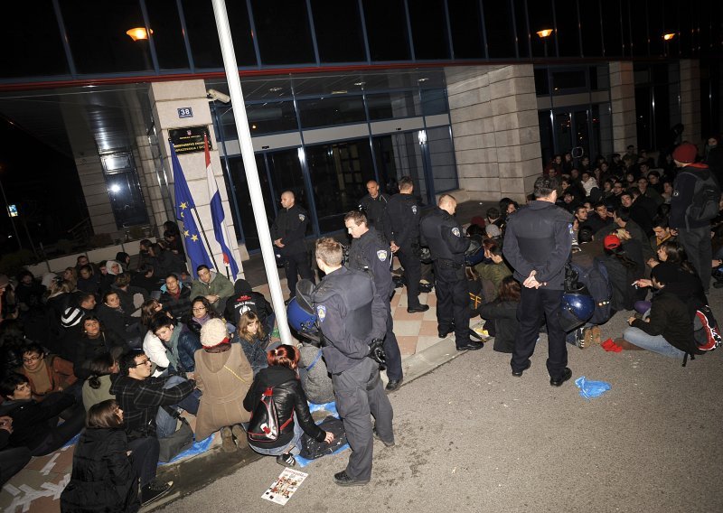 Interventna policija smirivala studente