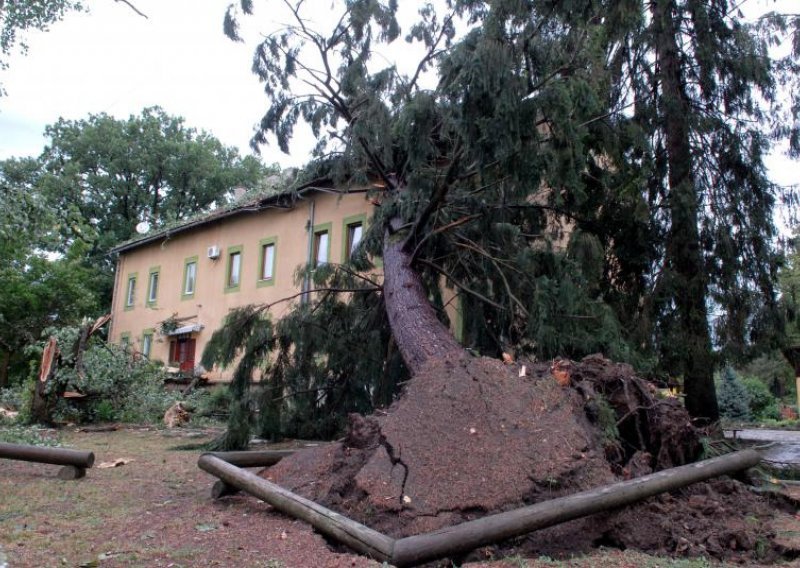 Nevrijeme uništilo krov ozaljskog Centra za rehabilitaciju