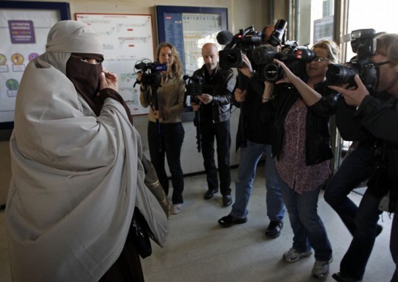 'Pokrivene' Muslimanke uhićene u Parizu