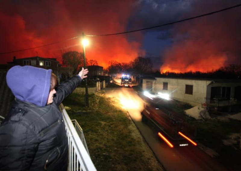 14 vatrogasnih vozila protiv požara kod Murvice Donje