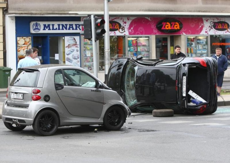 Smart Brabus okrenuo Peugeot 206 na bok