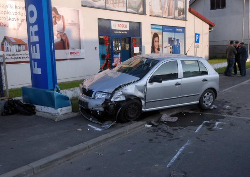 Muškarac se Škodom zabio u parkirani Seat i na mjestu poginuo