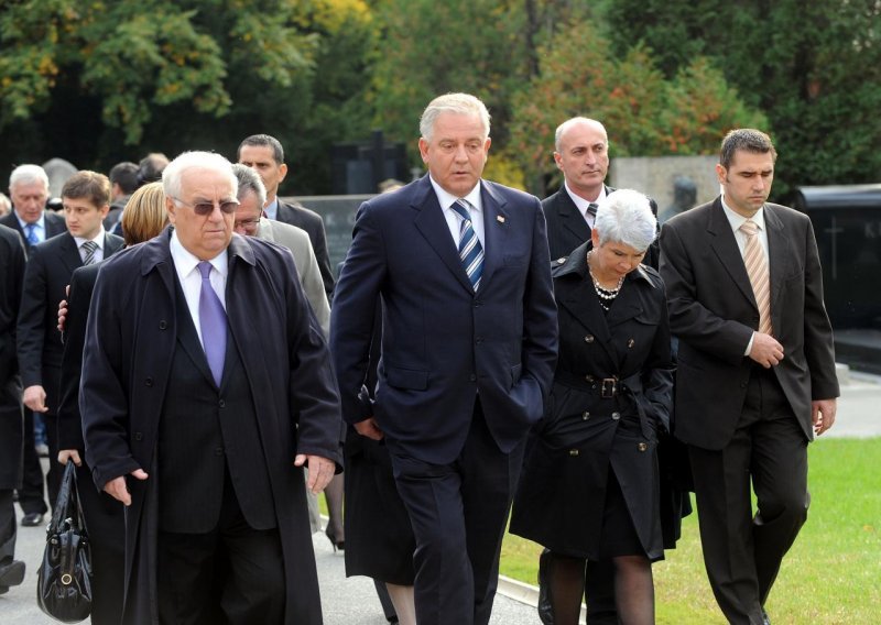 Biškupić pobjegao od Sanadera
