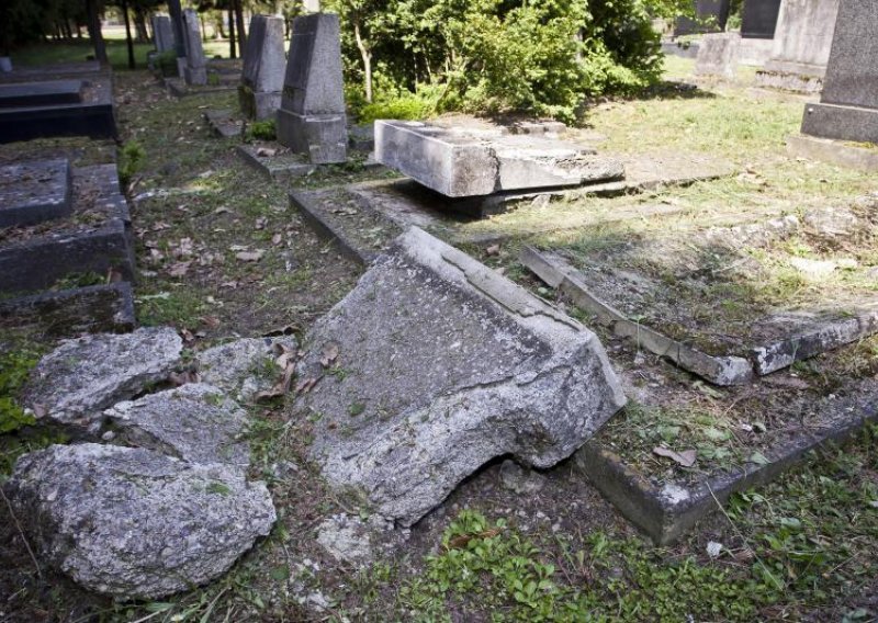 Vandali razbijali po židovskom groblju