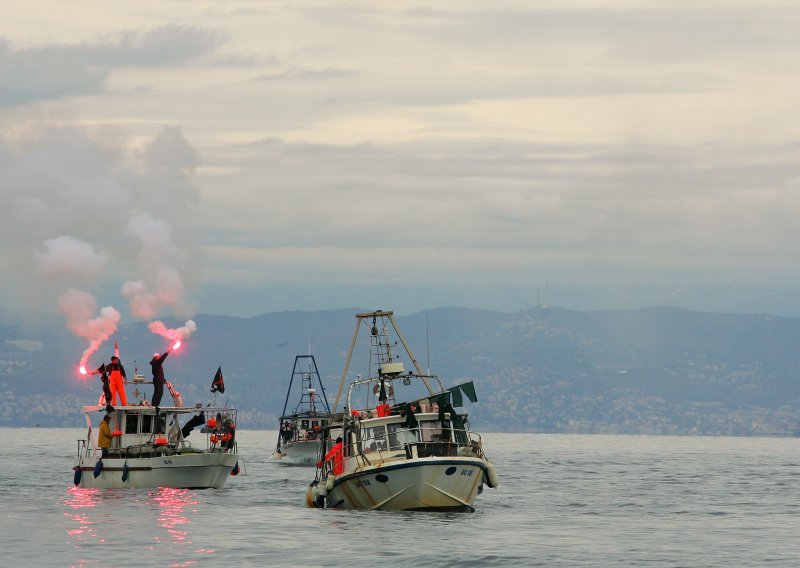 Croatian fishermen stage protest rallies in several ports