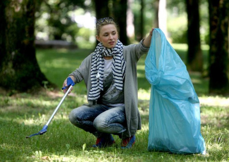 Iva Šulentić skupljala smeće po parku