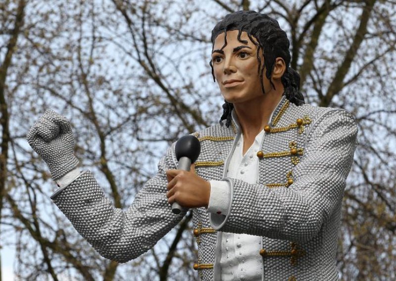 Ispred Fulhamova stadiona otkriven kip Michaela Jacksona